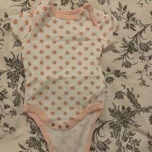 2/$5 baby bodysuits (6-12m)